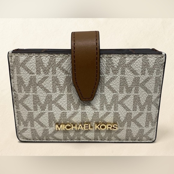 Michael Kors Handbags - Michael Kors Jet Set Travel Accordion Card Holder